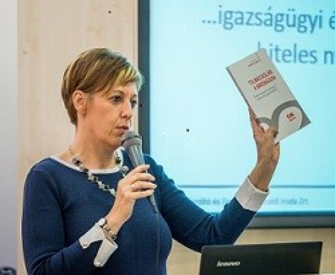 Dr. Németh Gabriella előadás közben