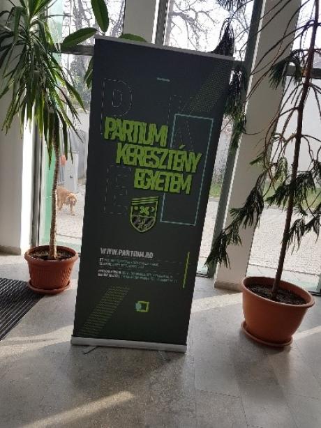 A Partiumi Keresztény Egyetem molinója