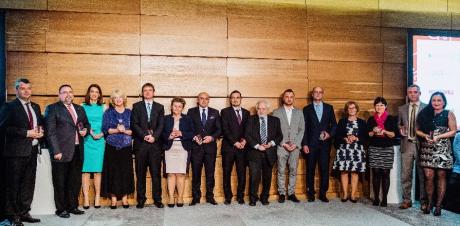 dr. Kántor Ákos (balról a második) projektkoordinációs vezérigazgatói tanácsadó átveszi a MagyarBrands díjat