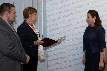 Dr. Németh Gabriella elismerő oklevelet ad át Novakov Rúzsa Annamária