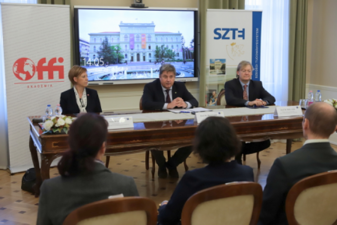 Prof. Dr. Rovó László, a Szegedi Tudományegyetem rektora, és Dr. Németh Gabriella, az Országos Fordító és Fordításhitelesítő Iroda Zrt. vezérigazgatója