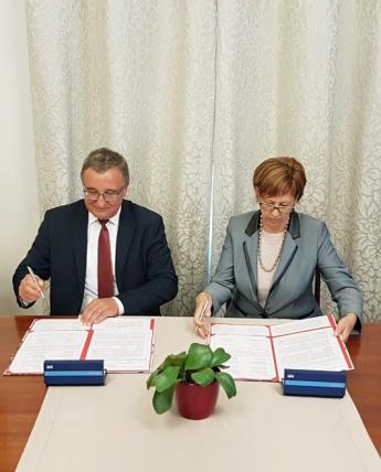 Nyilas Mihály és dr. Németh Gabriella aláírják a megállapodást